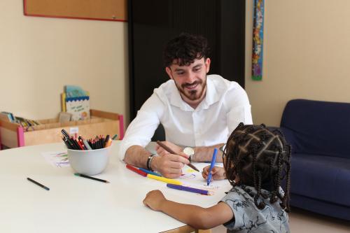 Un référent de l'aide sociale à l'enfance avec une petite fille