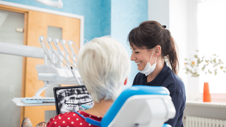 Un dentiste et son patient dans un cabinet dentaire