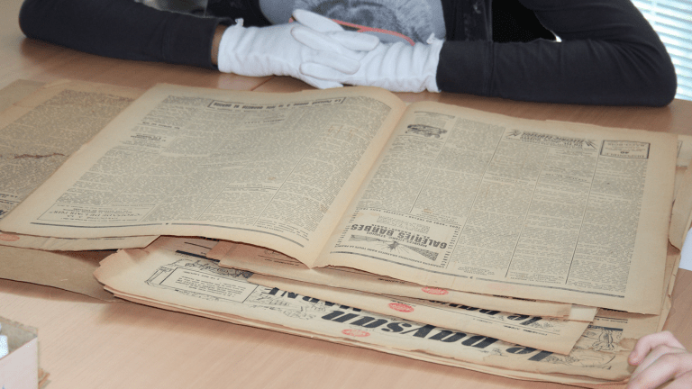 lecture du journal Le Paysan aux archives départementales