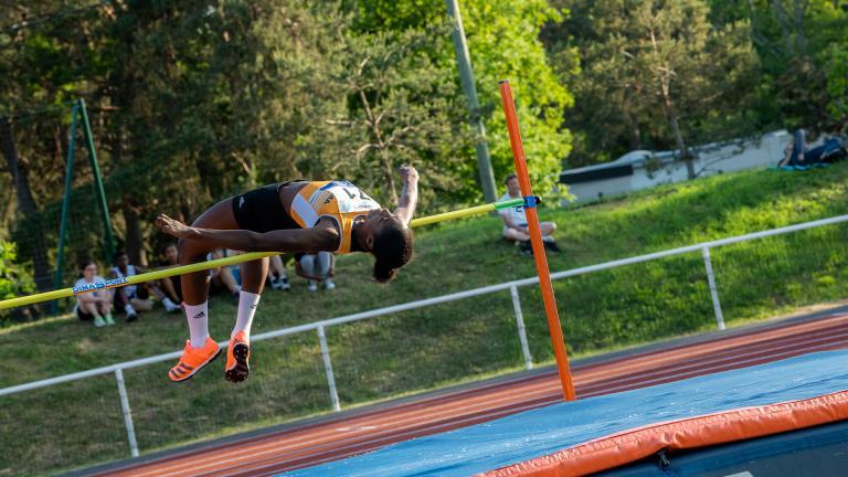 Une sportive en saut en hauteur dans un stade d'athlétisme