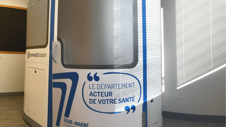 Extérieur d'une cabine de téléconsultation en Seine-et-Marne