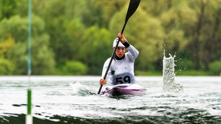 Une femme sur un canoë kayak