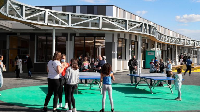 Des collégiens jouent dans la cour de récréation du Collège Marthe Simard de Villeparisis