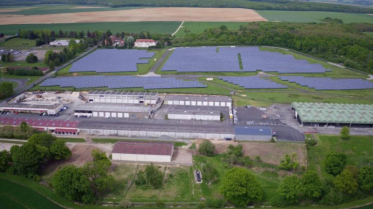Vue du ciel sur la centrale solaire de Sourdun