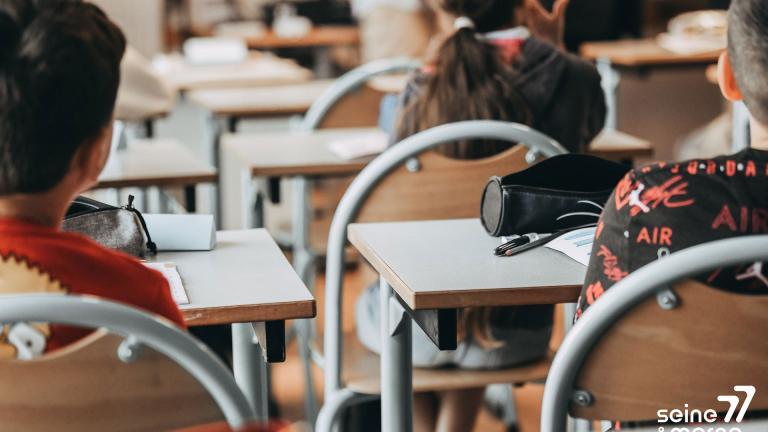 Des collégiens dans une salle de classe