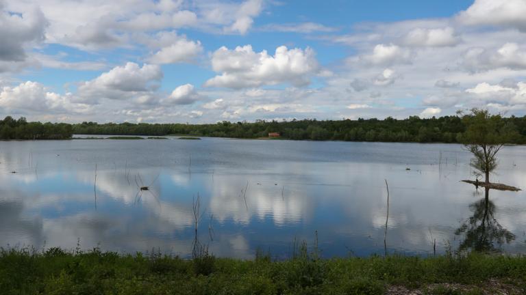 Vue sur le plan d'eau de Tribardou