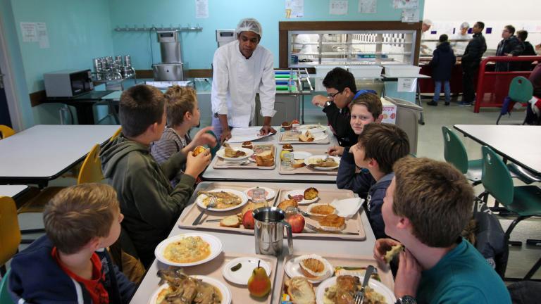 Des jeunes élèves sont attablés dans une cantine lors de la semaine du goût
