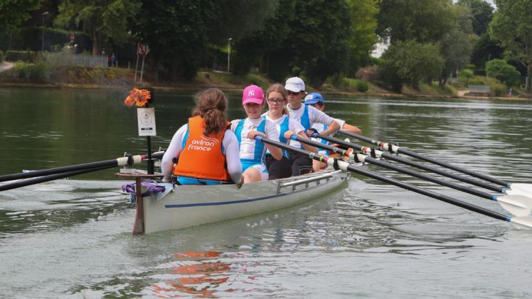 Equipe de jeunes sur un canoë