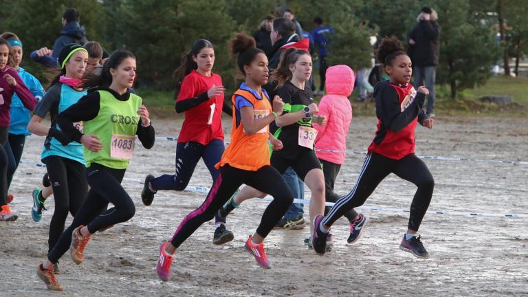 Jeunes filles en train de faire un cross