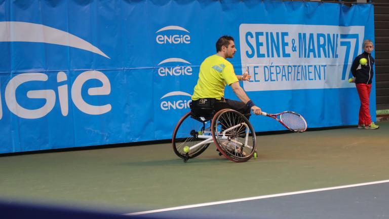 Un joueur de tennis en fauteuil roulant en train de jouer