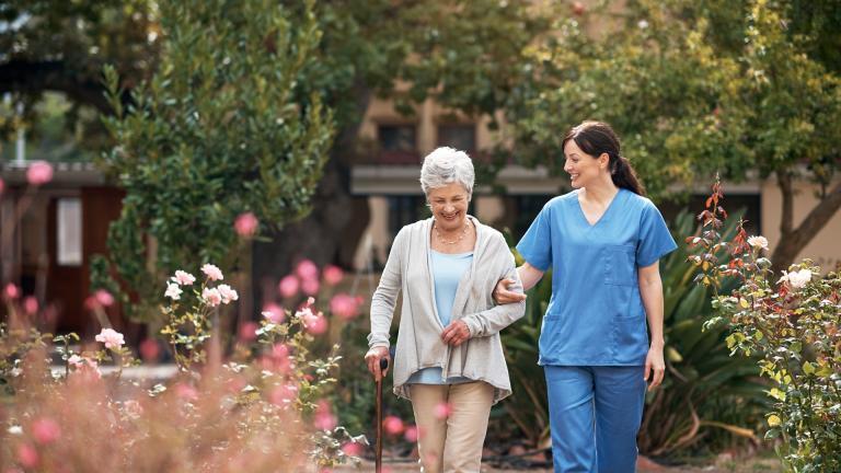 Infirmière et senior qui se promènent