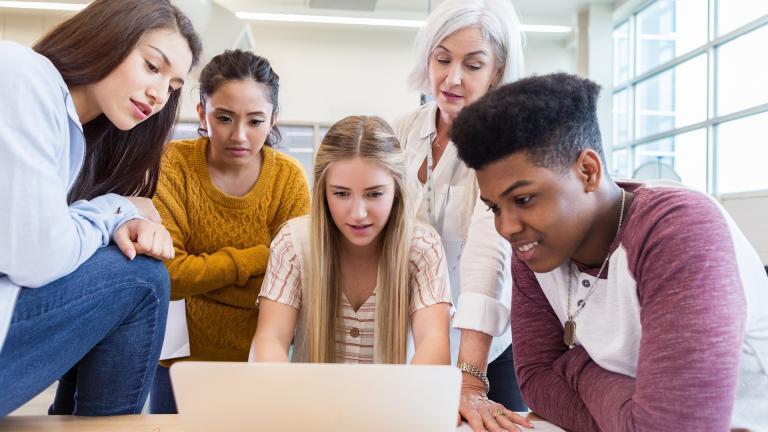 Adolescents derrière un ordinateur