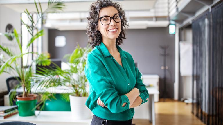 Femme souriante les bras croisés