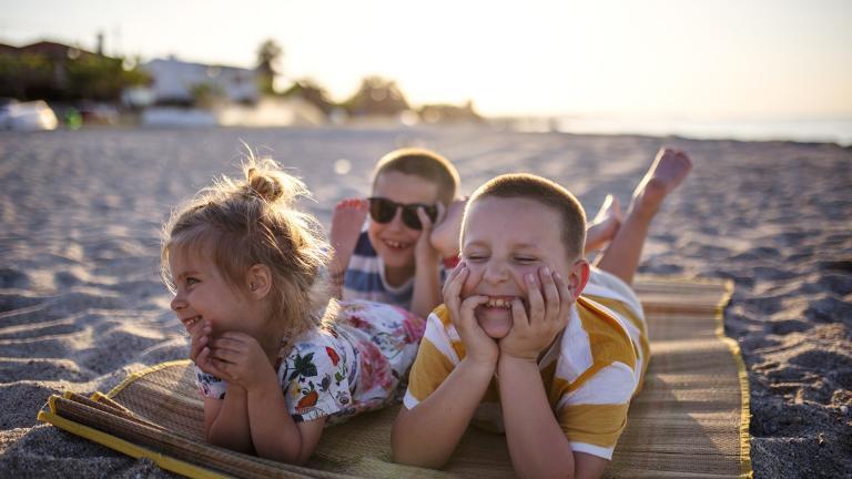 Des enfants sur la plage insouciants