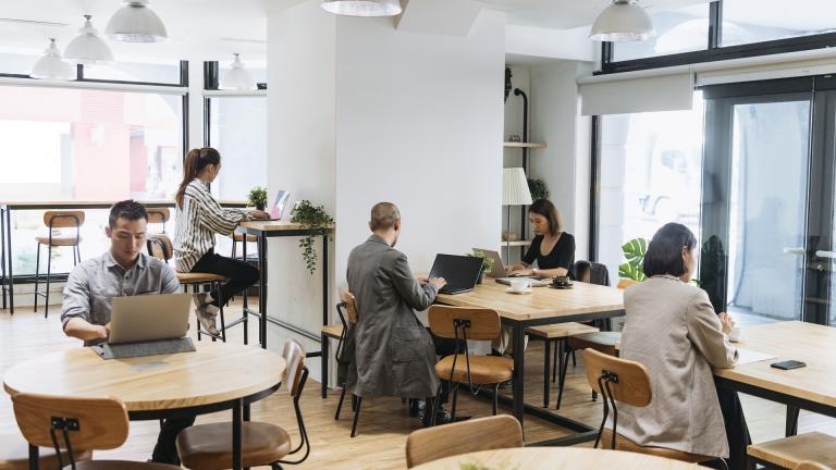 Personnes qui travaillent dans un open-space