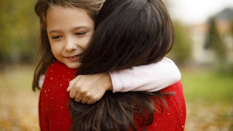 Enfant qui fait un calin à sa mère