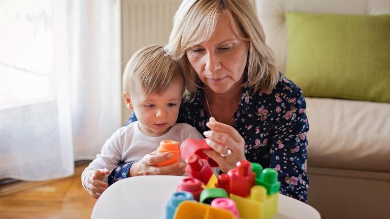 Une assistante maternelle joue avec un enfant