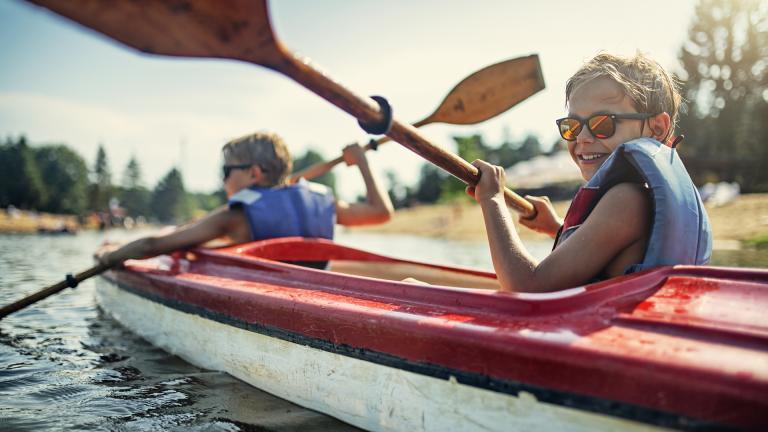 Jeune garçon faisant du canoë