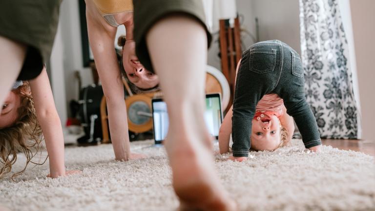 Enfants et maman qui s'amuse