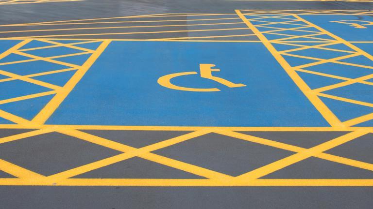 Signalisation au sol d'un emplacement pour personnes handicapées