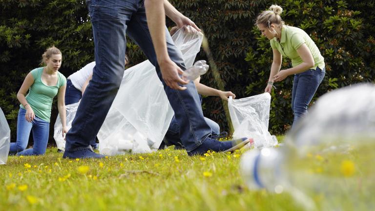 Jeunes qui ramassent des déchets