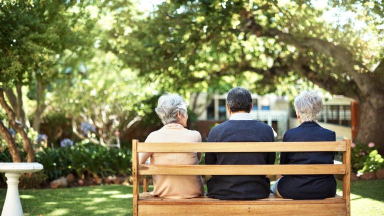 Seniors sur un banc