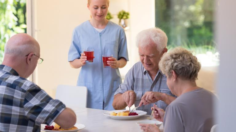 Infirmière et seniors qui mangent