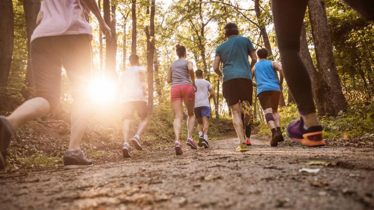 Un groupe de sportifs en train de courir
