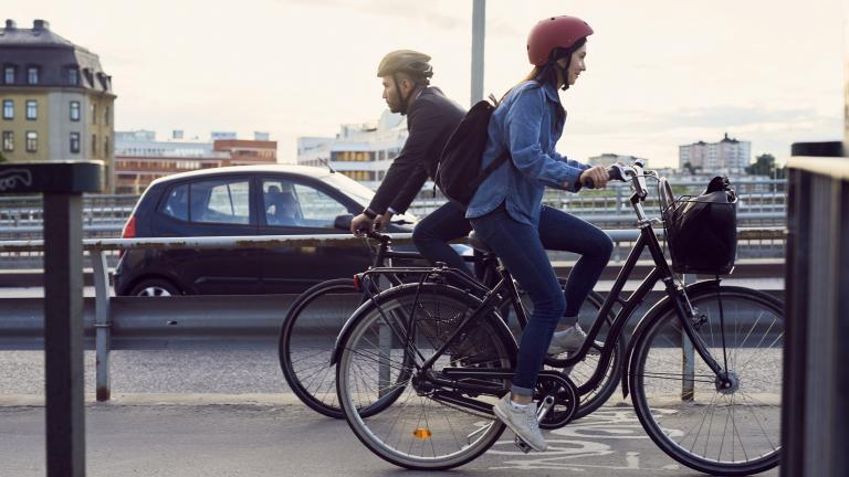 Deux vélos sur une piste cyclable 