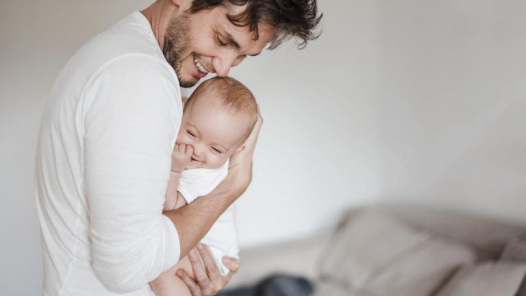 Un assistant familial avec un bébé