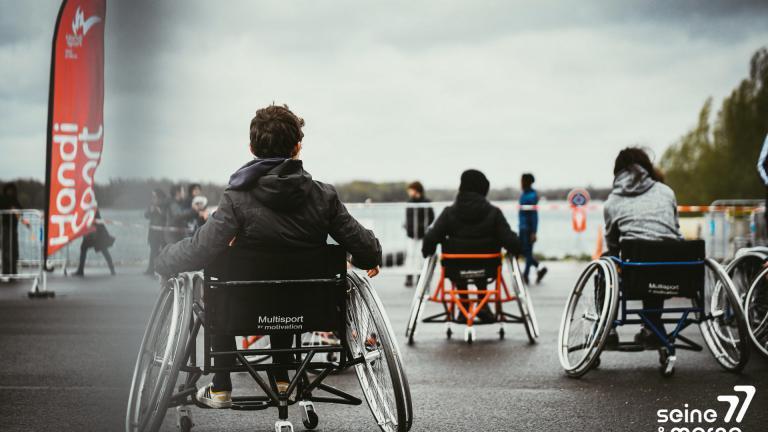 Des enfants sur fauteuil roulant