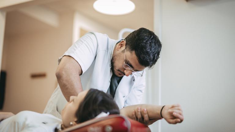 Masseur-kinésithérapeute avec un patient