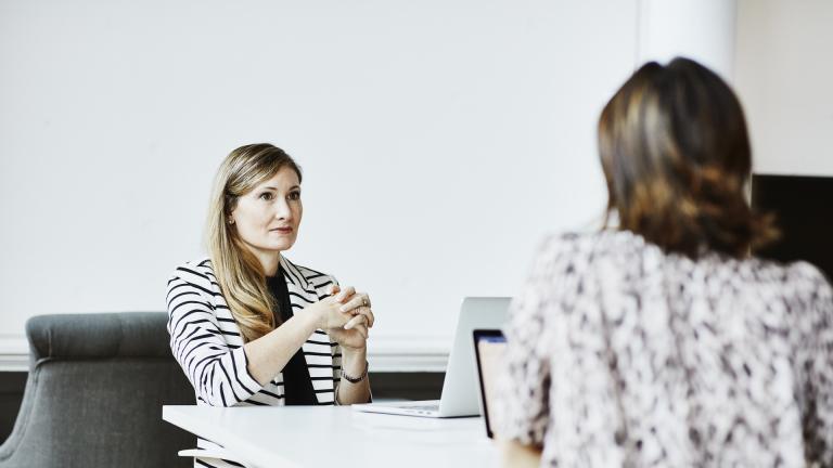 Deux femmes discutent