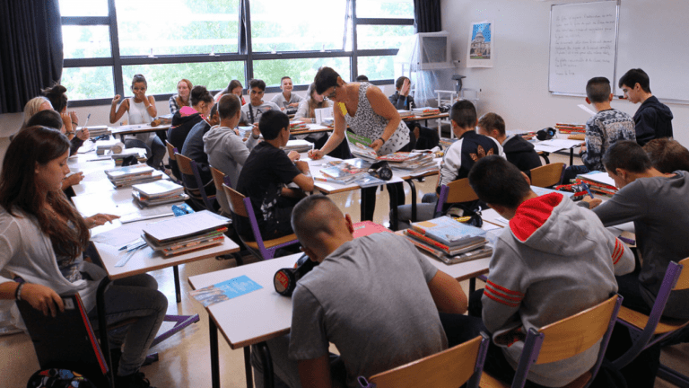 Collégiens en classe