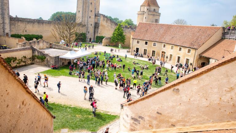 Cour du château de Blandy-les-Tours