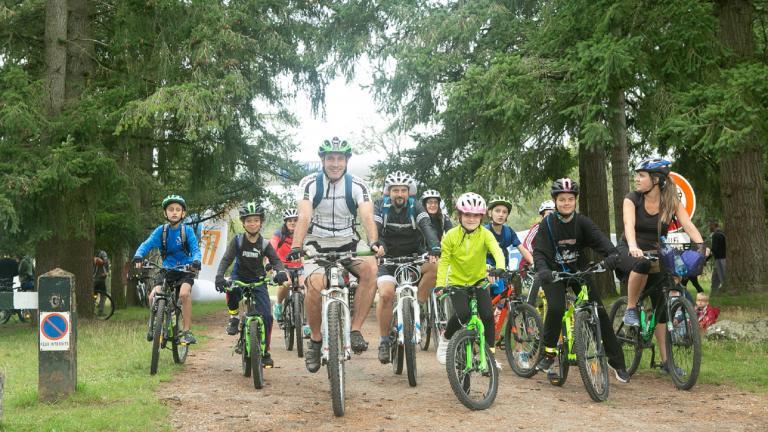 Une famille à vélo pendant la ronde à vélo 2021