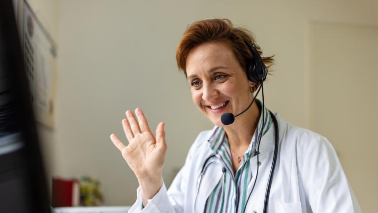 Un médecin devant son ordinateur pendant une téléconsultation