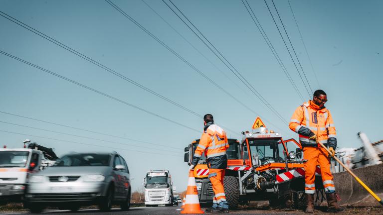 Des agents des routes sécurisent une route