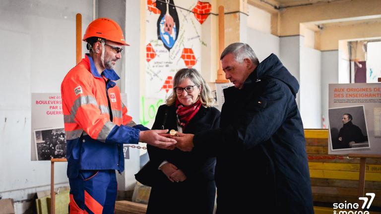 Un ouvrier, l'inspectrice d'Académie et le Président du Département de Seine-et-Marne
