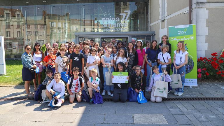 Des collégiens devant l'Hôtel du Département de Seine-et-Marne