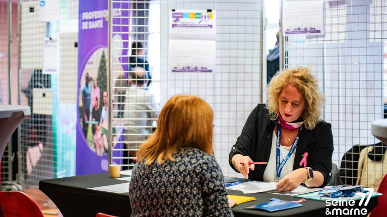Stand d'information au forum de l'emploi 2025