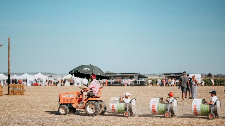 Un adulte et des enfants dans un tracteur avec des wagons