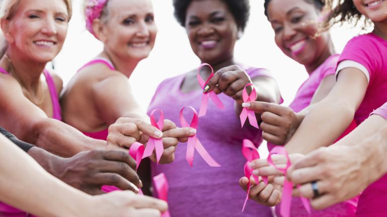 Des femmes rassemblées pour Octobre Rose
