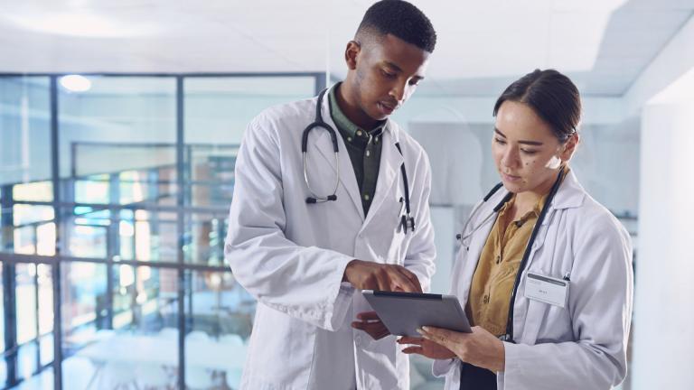 Deux médecins connectés sur une tablette numérique