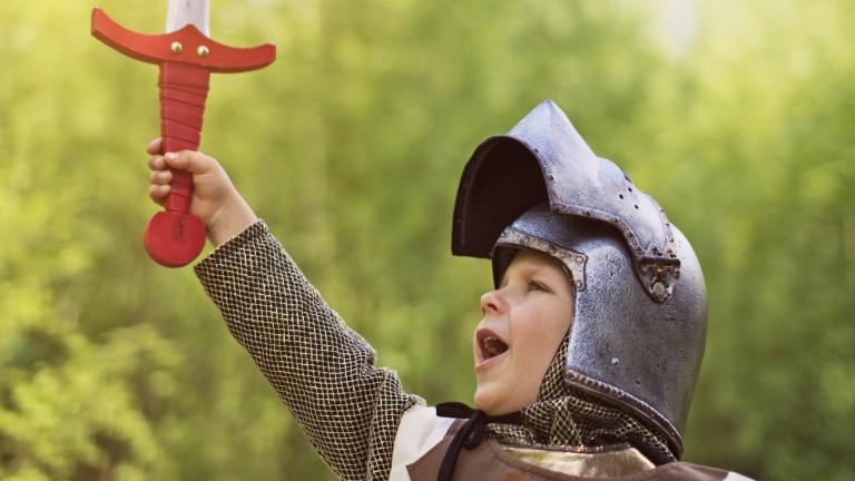 Enfant costumé en chevalier