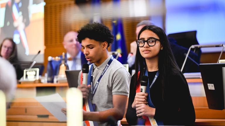 Deux collégiens prennent la parole