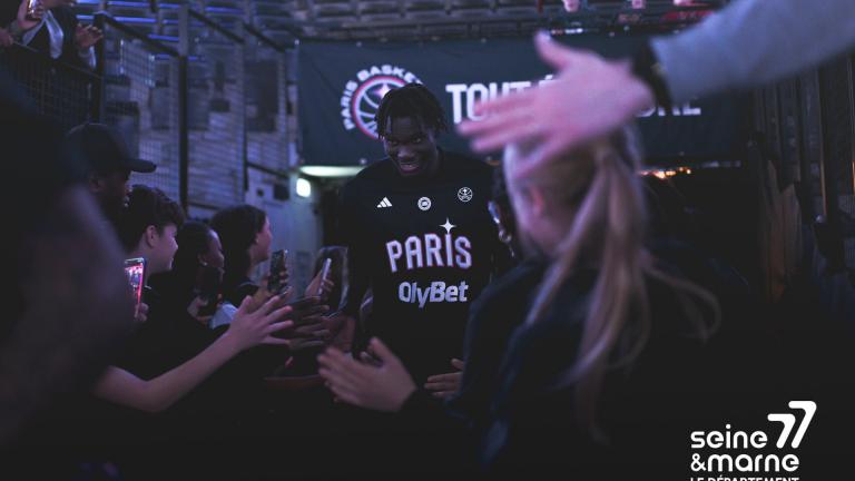 Joueur de basket à l'Accor Arena à Paris