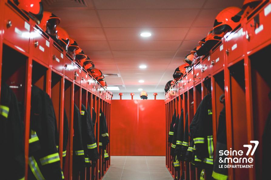 Vestiaires d'un caserne des pompiers 