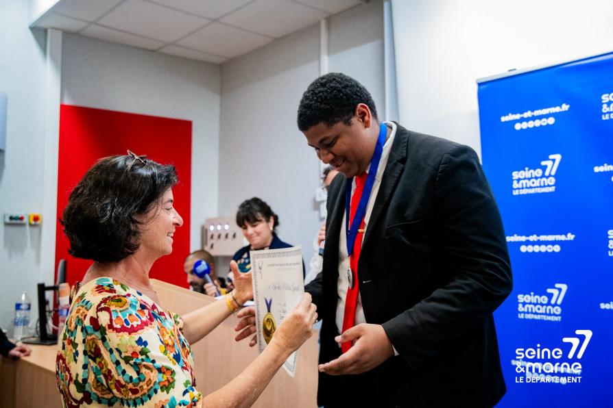 Remise d'un diplôme à un lauréat
