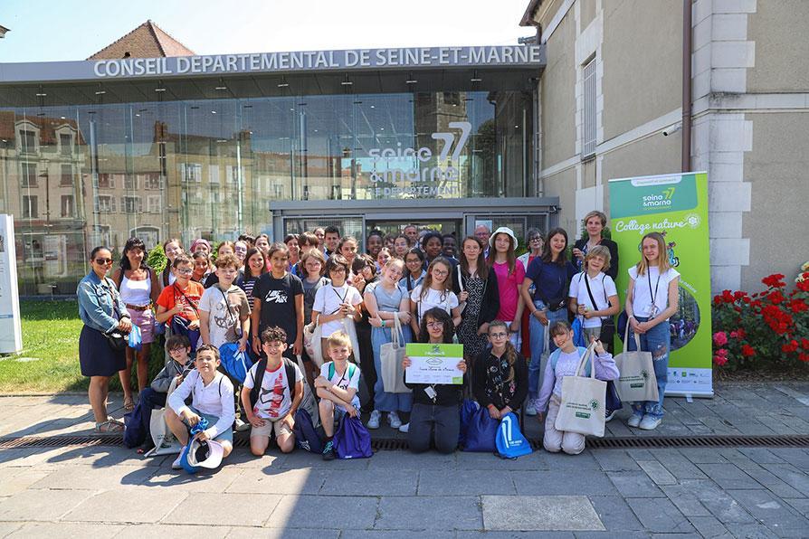 Des collégiens devant le Conseil départemental de Seine-et-Marne
